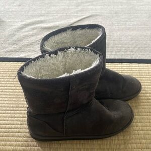 Women’s grey lined winter boots